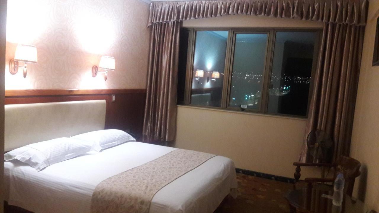 Hotel Pekin Икике Екстериор снимка